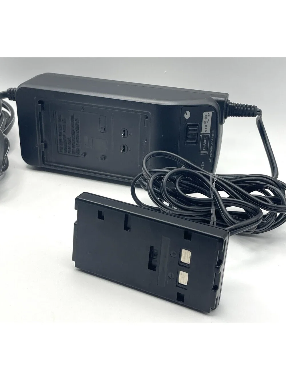 Sony Handycam 8mm Video 8 Video Camera Recorder CCD-TR93 - W/ Wall Plug AC-V16